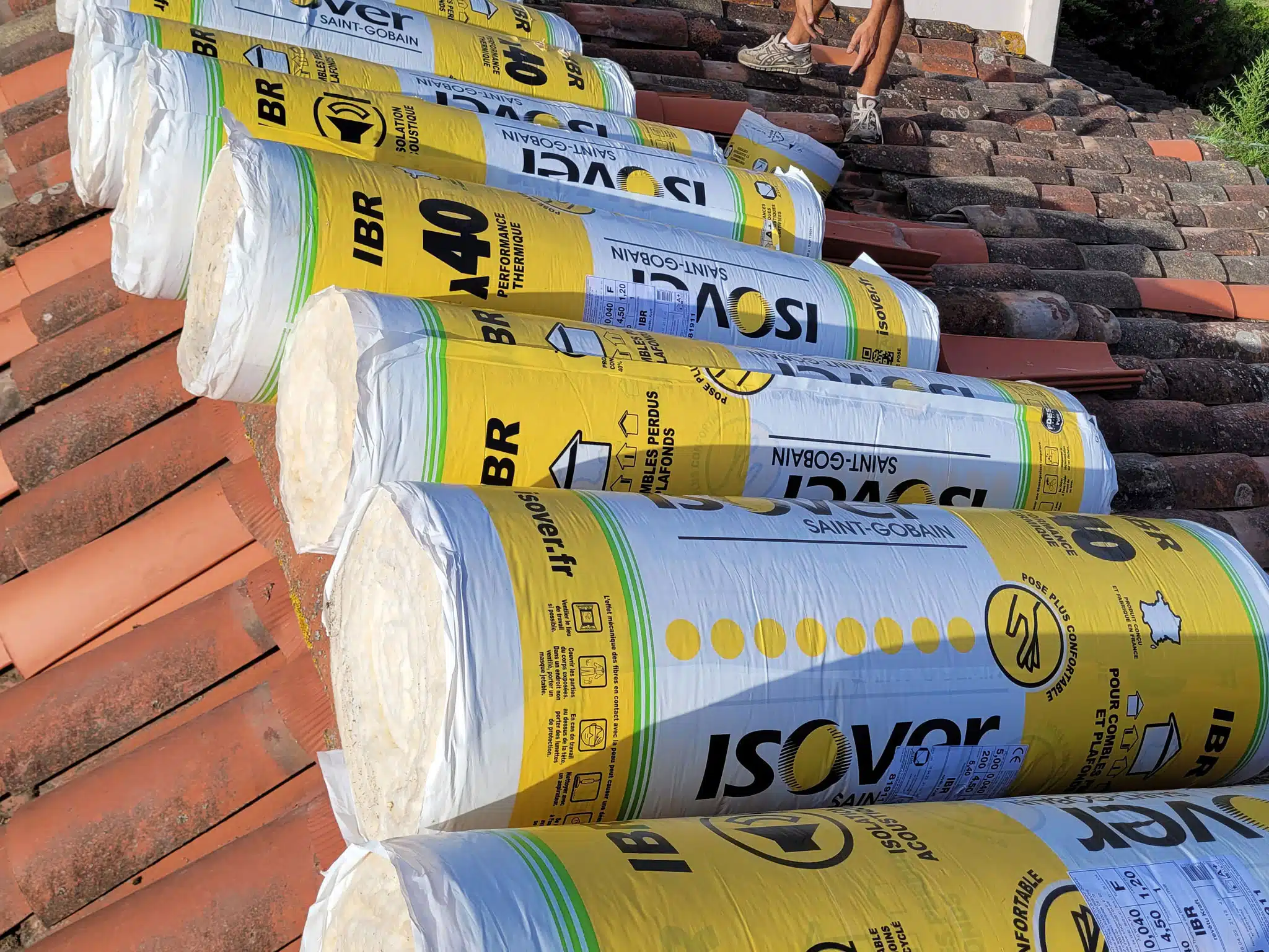 isolation-toiture-couvreur-cazeres-J-naveri-31 Rouleaux d'isolant posés sur une toiture en cours d'isolation à Cazères