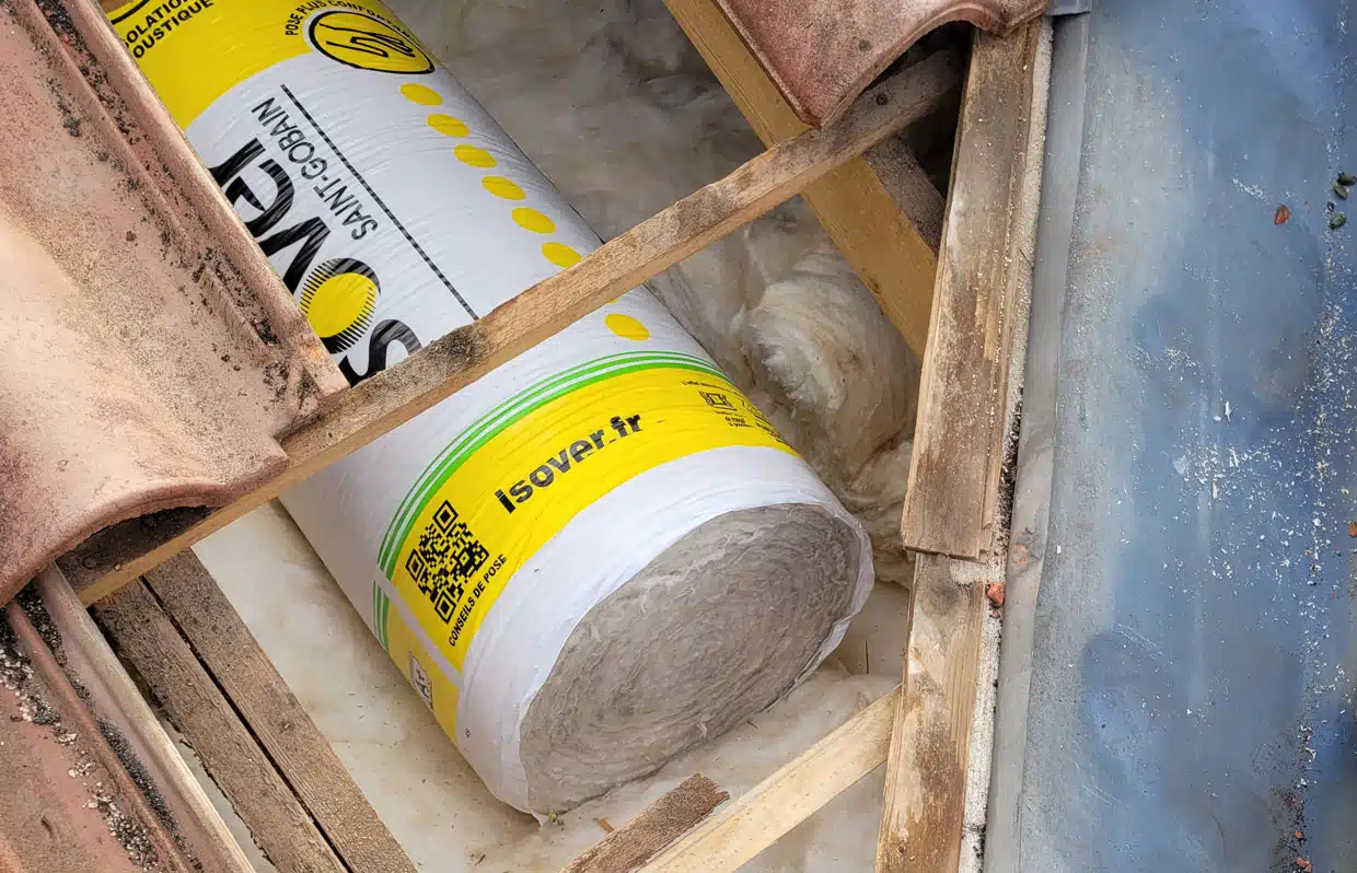 Rouleau d'isolant mince déroulé en sous-toiture aux Pradettes