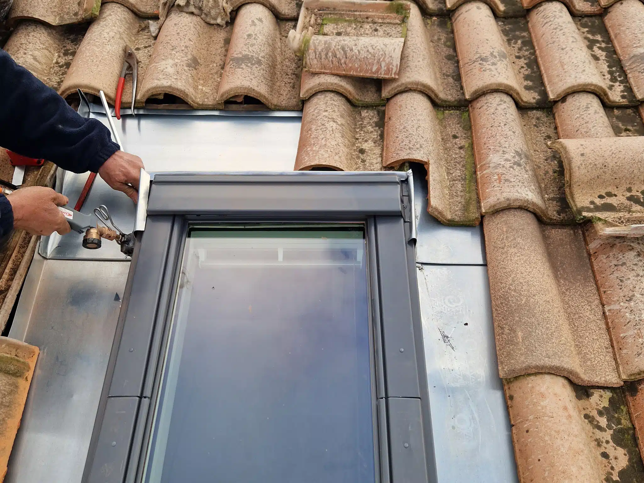 pose-velux-auch-32-J-Naveri Pose d'une fenêtre de toit Velux sur une couverture en tuiles à Auch