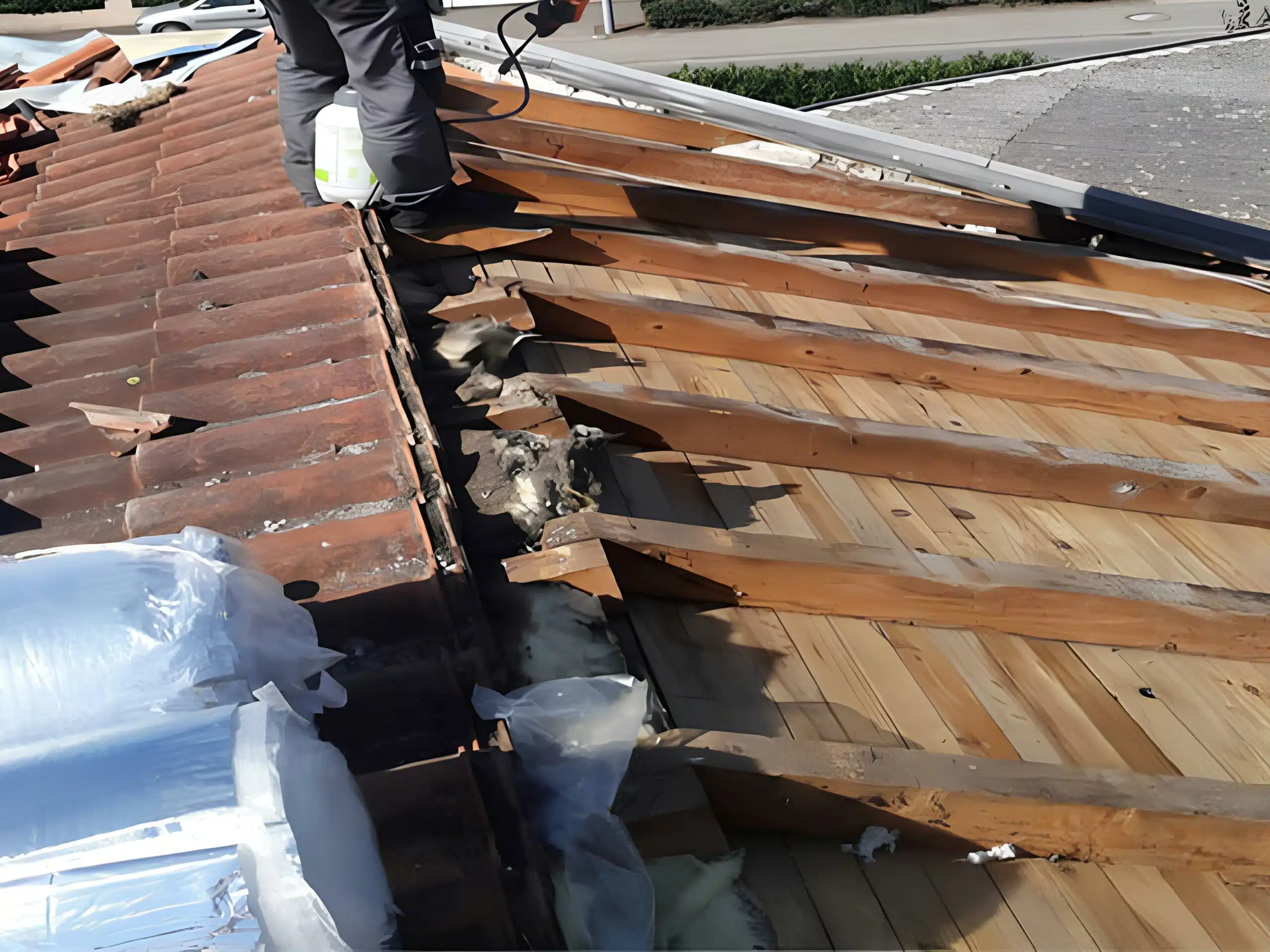 travaux-toiture-auch-32-J-Naveri Toiture partiellement déposée avec charpente apparente à Auch