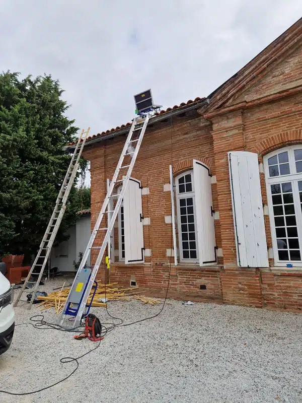 travaux-toiture-seysses-31-J-Naveri Échelles dressées contre une façade en brique à Seysses