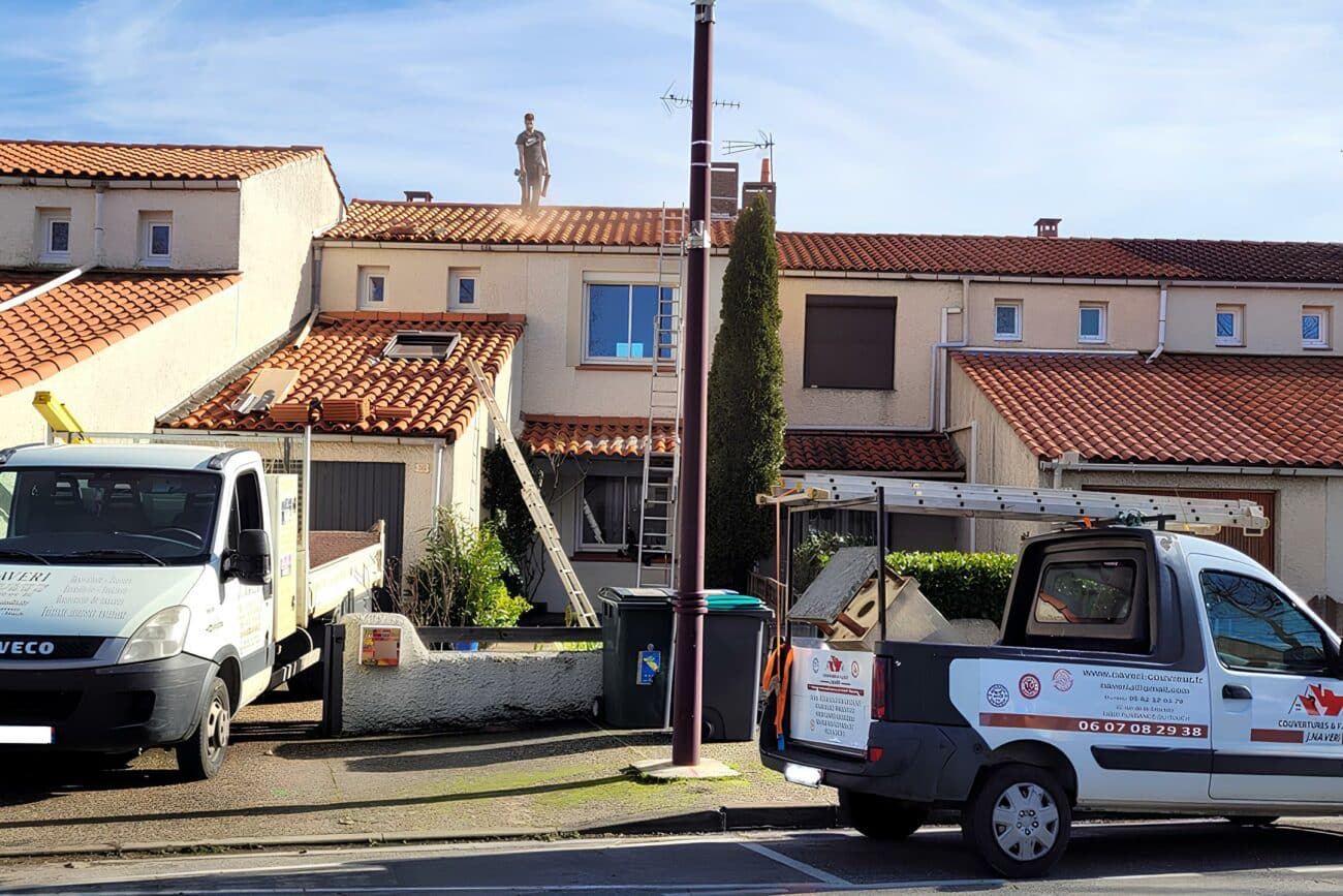 couvreur-j-naveri-chantier-refection-toiture-toulouse.jpg Camionnettes de l'entreprise devant des maisons à toiture en tuiles