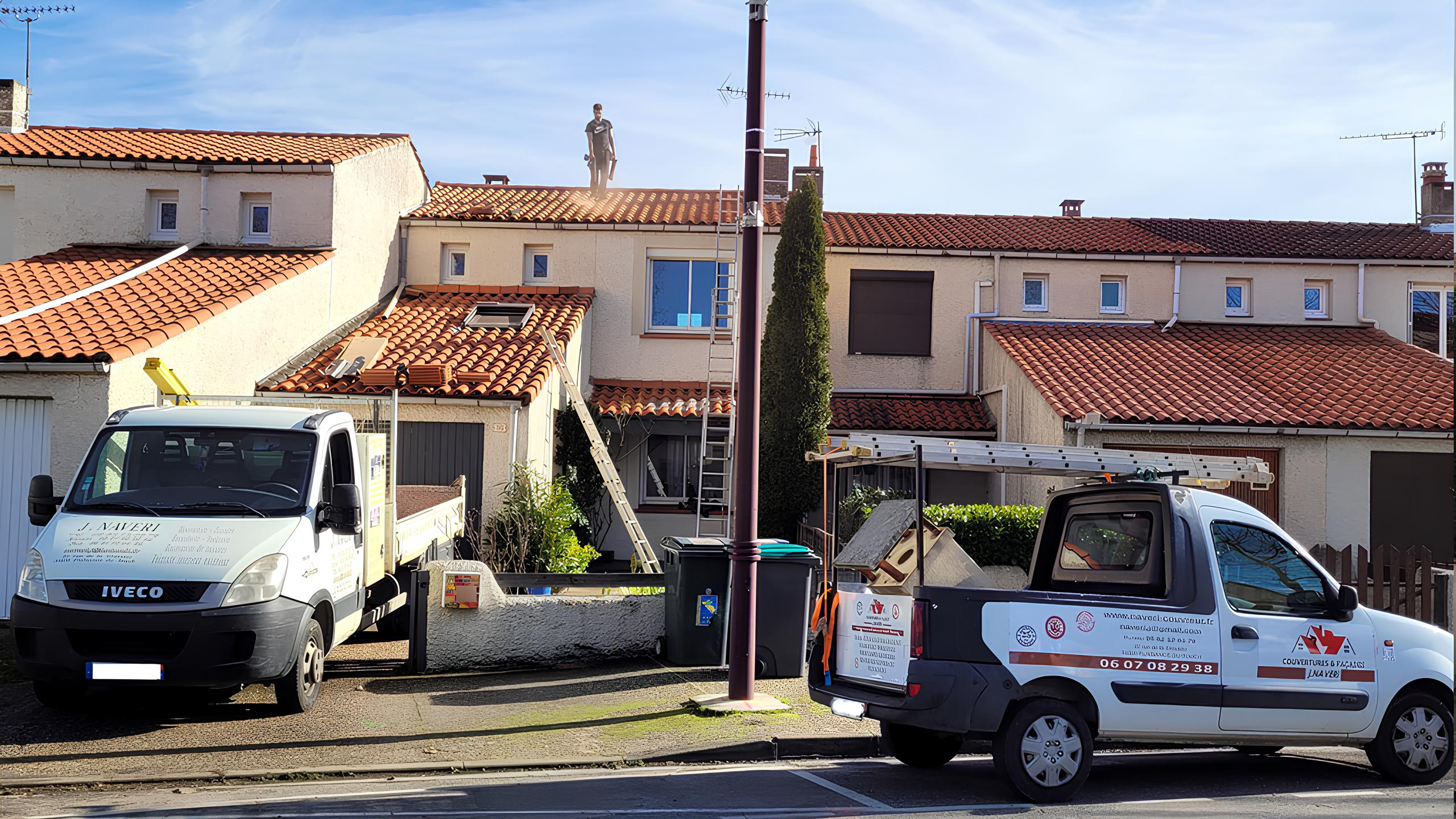 couvreur-j-naveri-chantier-refection-toiture-toulouse.jpg Camions et équipe de J Naveri Couvreur sur un chantier de réfection de toiture à Toulouse