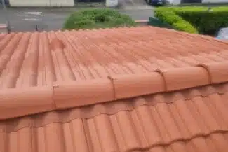 Arêtier Et Faîtage Reposés à Sec Sur Une Toiture En Tuile Béton à La Salvetat-Saint-Gilles