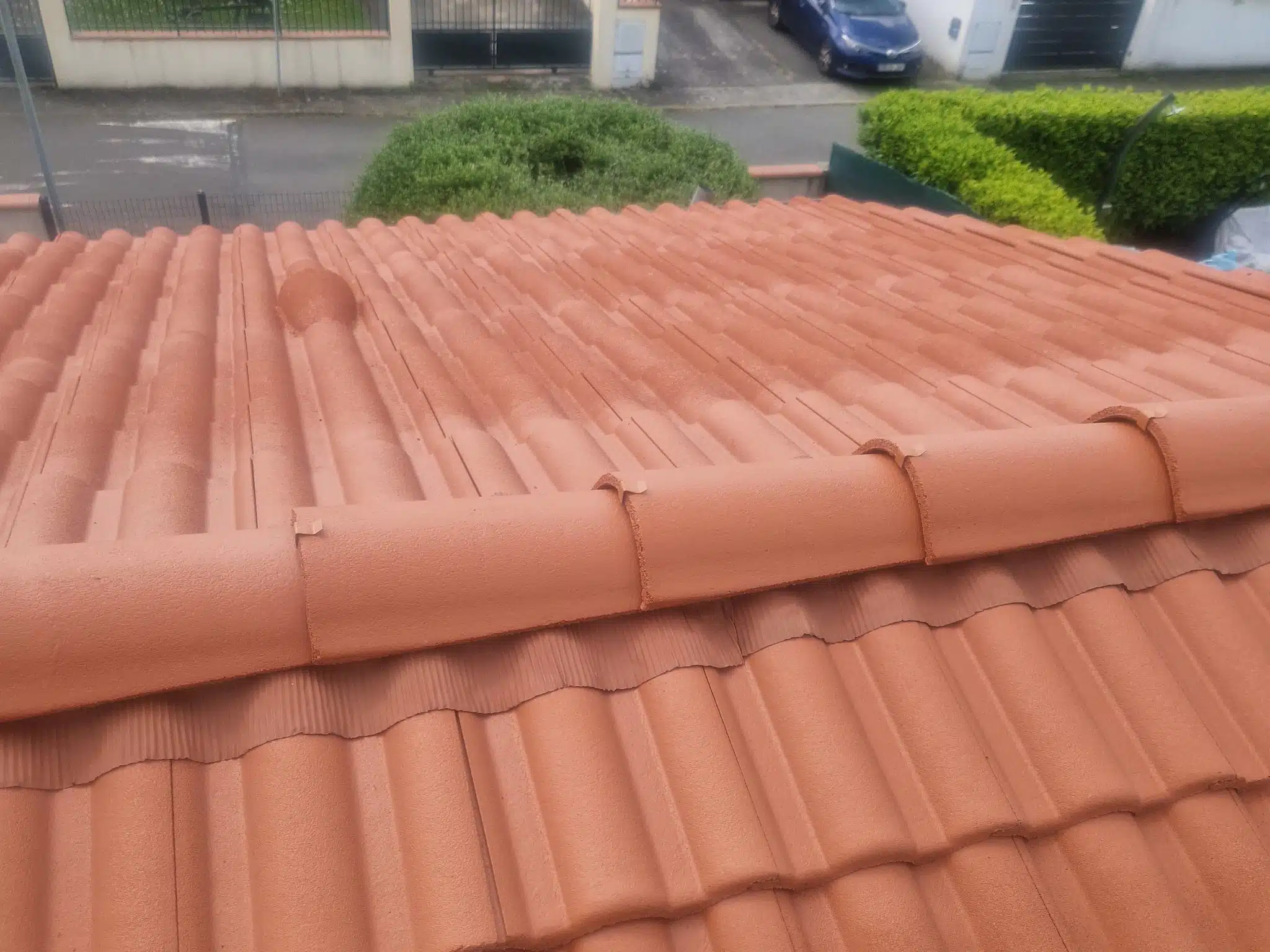 Arêtier et faîtage reposés à sec sur une toiture en tuile béton à La Salvetat-Saint-Gilles