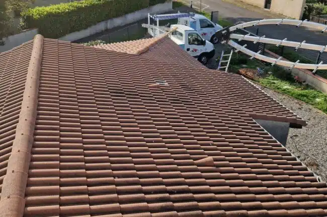Versant de tuile béton grisé par la mousse avant intervention à La Salvetat-Saint-Gilles