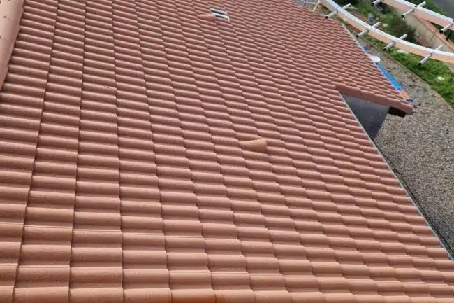 Versant de toiture retrouvé propre après lavage à La Salvetat-Saint-Gilles