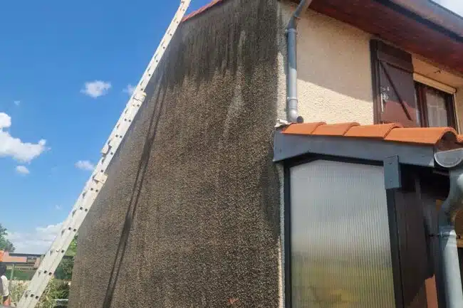 Coulures de ruissellement sur un pignon crépi avant nettoyage à La Salvetat-Saint-Gilles