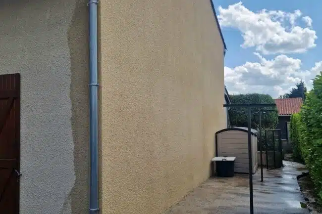 Pignon crépi rendu à sa teinte d’origine après nettoyage à La Salvetat-Saint-Gilles