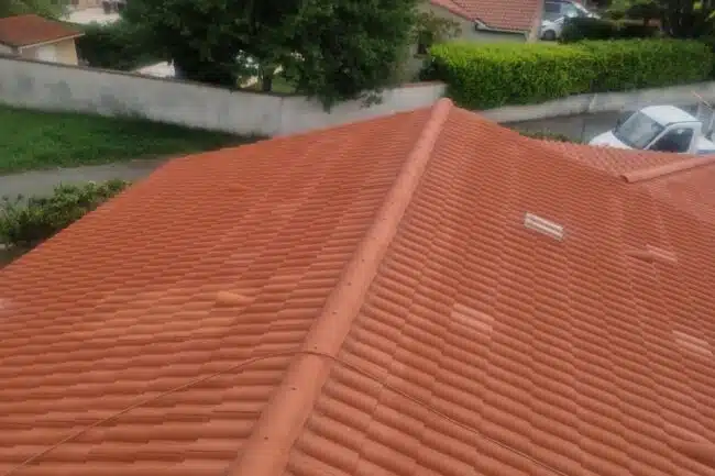 Vue d’ensemble de la toiture en tuile béton terminée à La Salvetat-Saint-Gilles