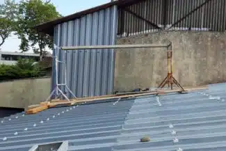 Bacs acier neufs posés sur le hangar, bardage en fibre-ciment voisin, Salies-du-Salat