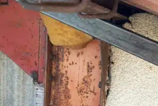 Ancienne gouttière pendante rouillée avant remplacement, Salies-du-Salat