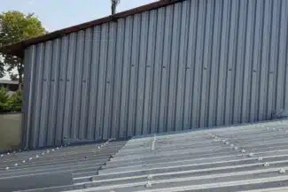 Versant du hangar entièrement recouvert en bac acier, Salies-du-Salat