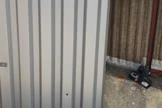 Bac acier nervuré mis en place sur la charpente, Salies-du-Salat