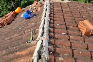 Faîtage scellé au mortier éclaté sur une toiture en tuile canal à Colomiers