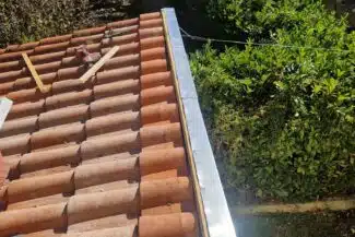 Bande de rive en aluminium posée avant les tuiles sur un toit de Colomiers