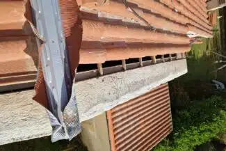 Closoir ventilé posé en about de chevrons sur une toiture de Colomiers