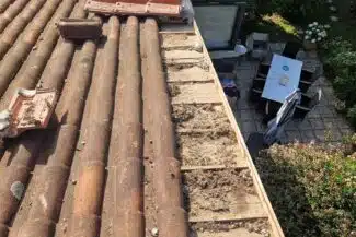 Ligne de faîtage déposée laissant voir les voliges à Colomiers