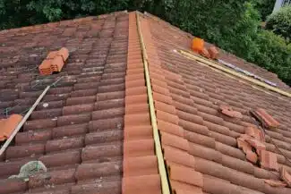 Faîtières neuves posées à sec sur liteau de faîtage à Colomiers