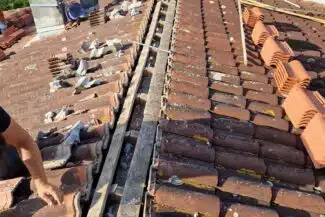 Ligne de faîtage ouverte entre les deux pans d’une toiture de Colomiers