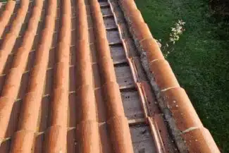 Liteaux et volige mis à nu le long de la rive d’une toiture de Colomiers