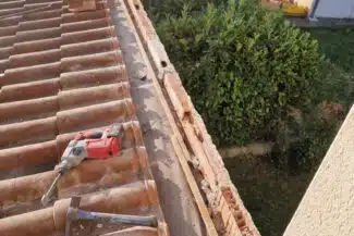 Rive déposée laissant apparaître l’arase du mur pignon à Colomiers