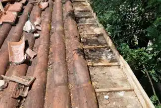 Rive déposée jusqu’aux voliges sur une toiture de Colomiers