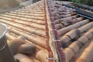 Dépose du scellement au mortier d’un arêtier en cours de chantier à Cugnaux (31270)