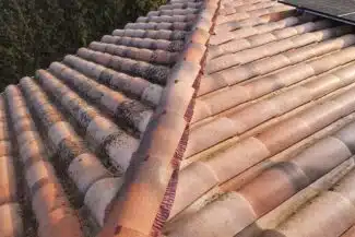 Arêtier repris sur une toiture en tuiles béton à Cugnaux (31270)
