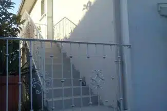 Escalier extérieur métallique le long d’une façade rav