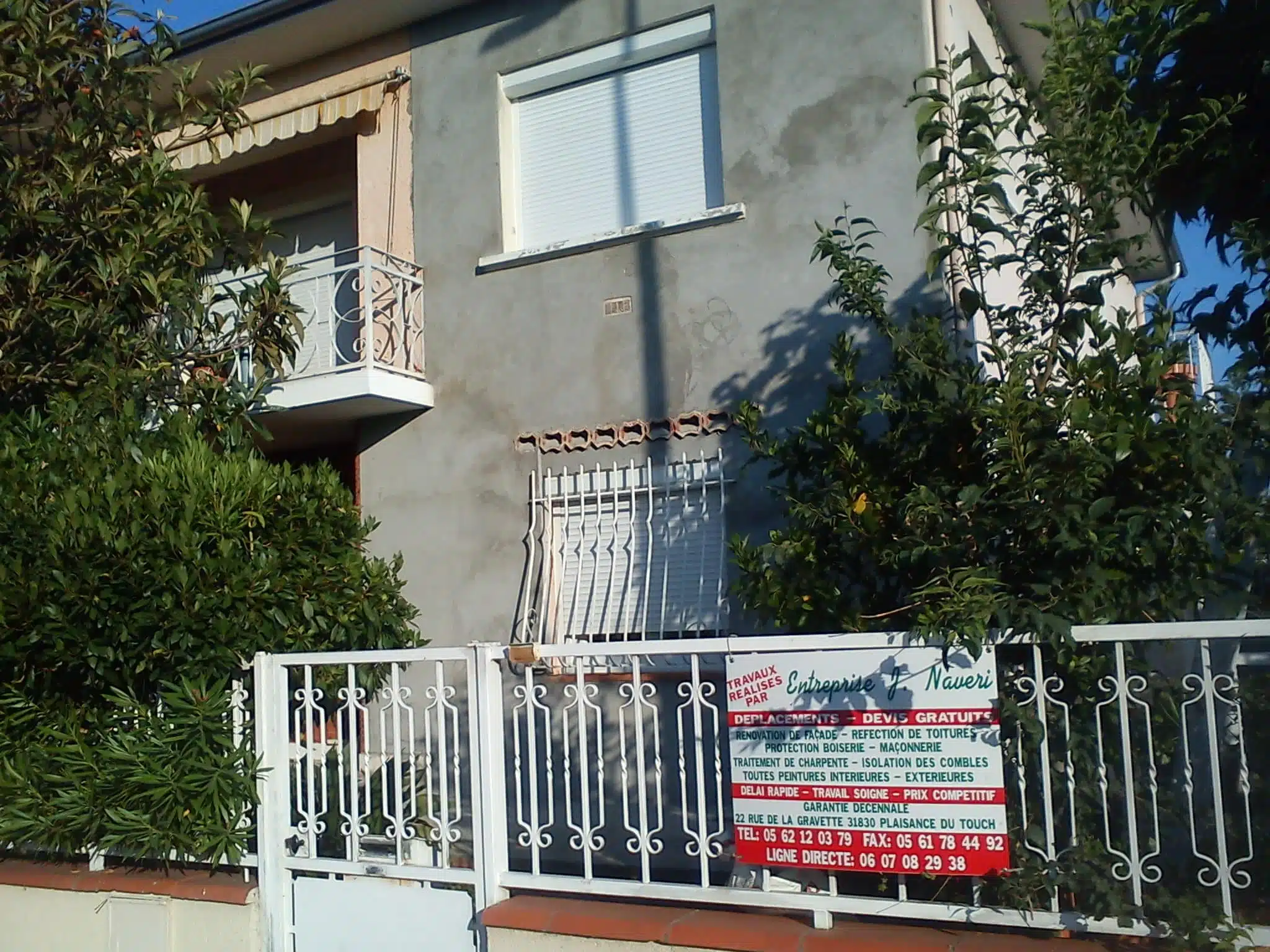 Façade avec balcon en fer forgé avant ravalement à Cugnaux (31270)