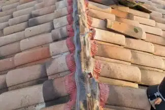 Faîtage scellé au mortier fissuré avant travaux sur une toiture à Cugnaux (31270)