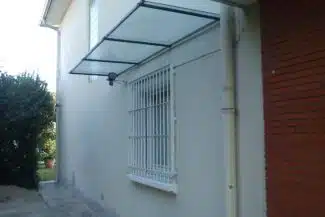 Mur latéral nettoyé avant ravalement de façade à Cugna