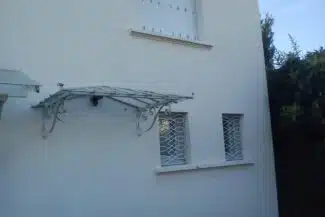 Treille métallique sur un mur rénové lors d’un ravalem