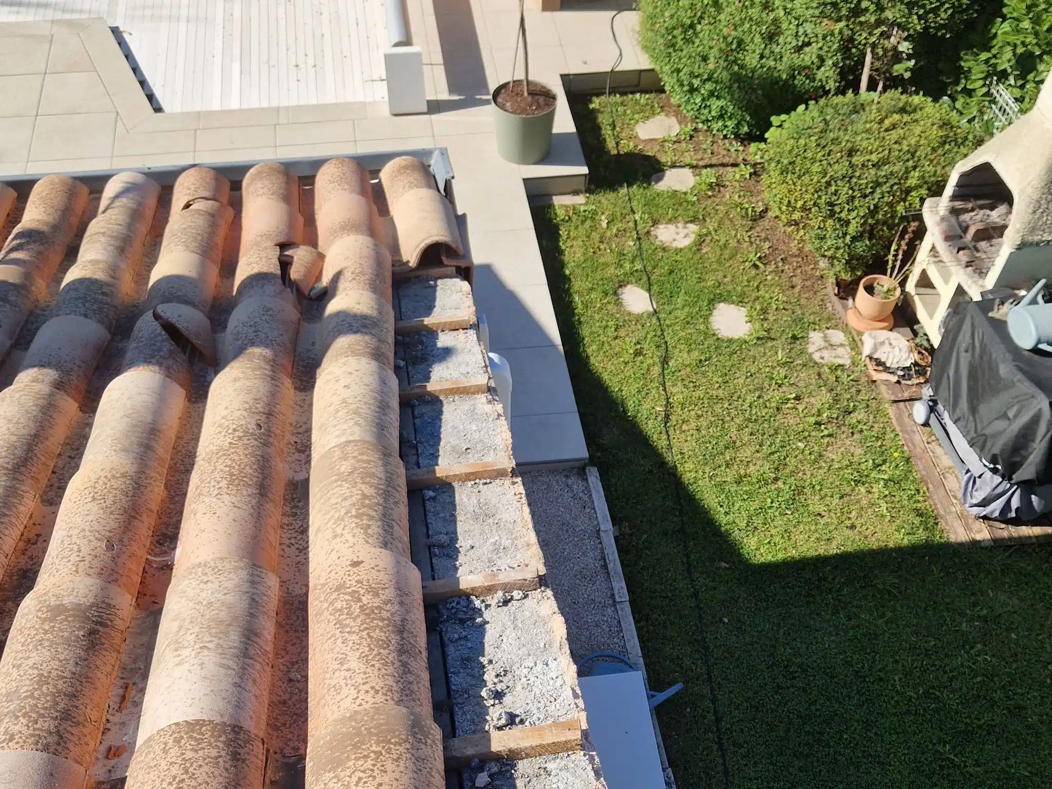 Faîtage terminé et posé à sec sur une villa de Grenade