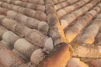 Faîtage scellé au mortier avant dépose sur une villa de Grenade