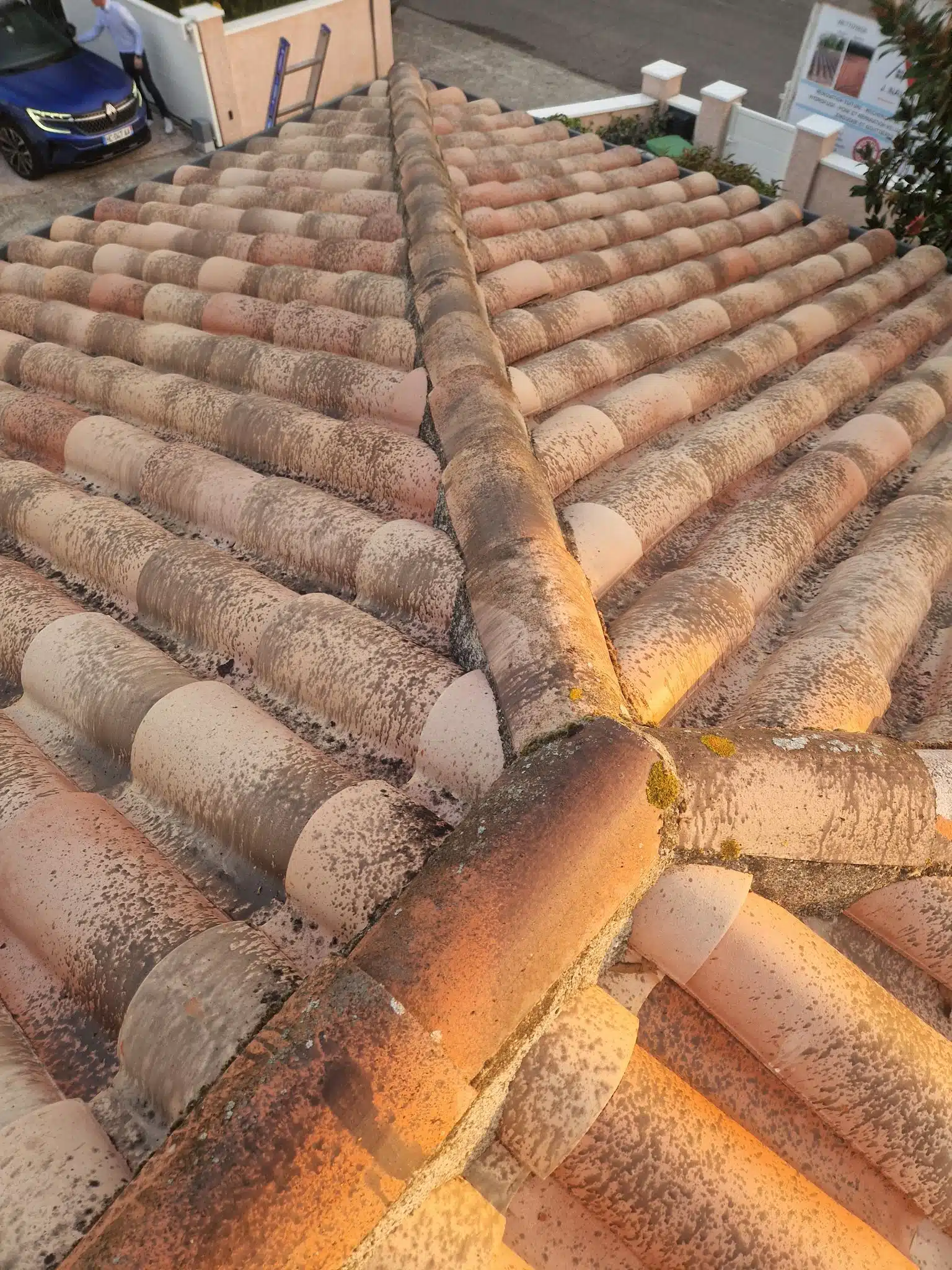 couvreur-grenade-31330-01-faitage-scelle-au-mortier-avant-depose-J-Naveri Faîtage scellé au mortier avant dépose sur une villa de Grenade