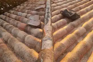 Arêtier fissuré avant reprise sur une toiture de Grenade