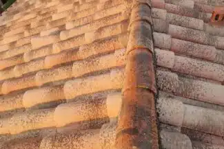 Villa à quatre pans couverte en tuile romane à Grenade