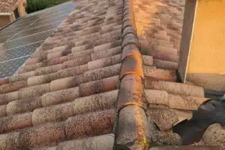 Versant équipé de panneaux solaires sur une toiture de Grenade