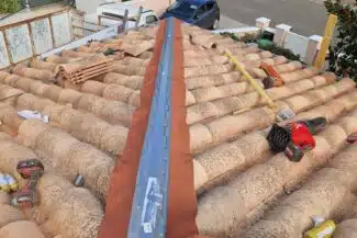 Closoir ventilé mis en place sur un arêtier à Grenade
