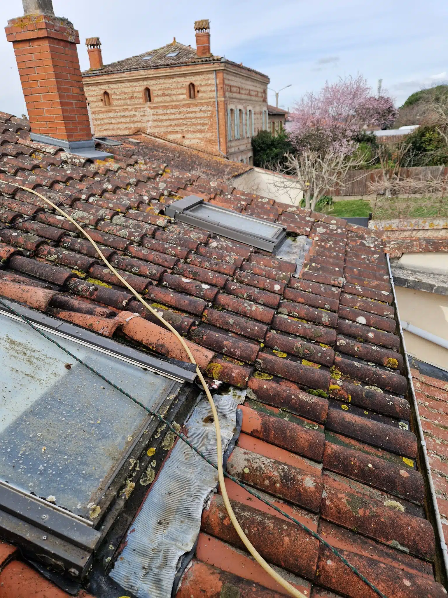 couvreur-grenade-31330-07-fenetre-de-toit-avant-degagement-J-Naveri Fenêtre de toit avant dégagement de la mousse à Grenade
