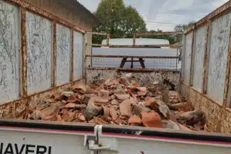 Benne de chantier J. Naveri chargée des gravats à Grenade