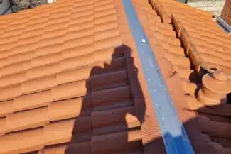 Closoir ventilé mis en place sur le faîtage à Grenade