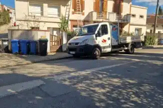 Maison de village et camion de l’atelier J. Naveri à Grenade