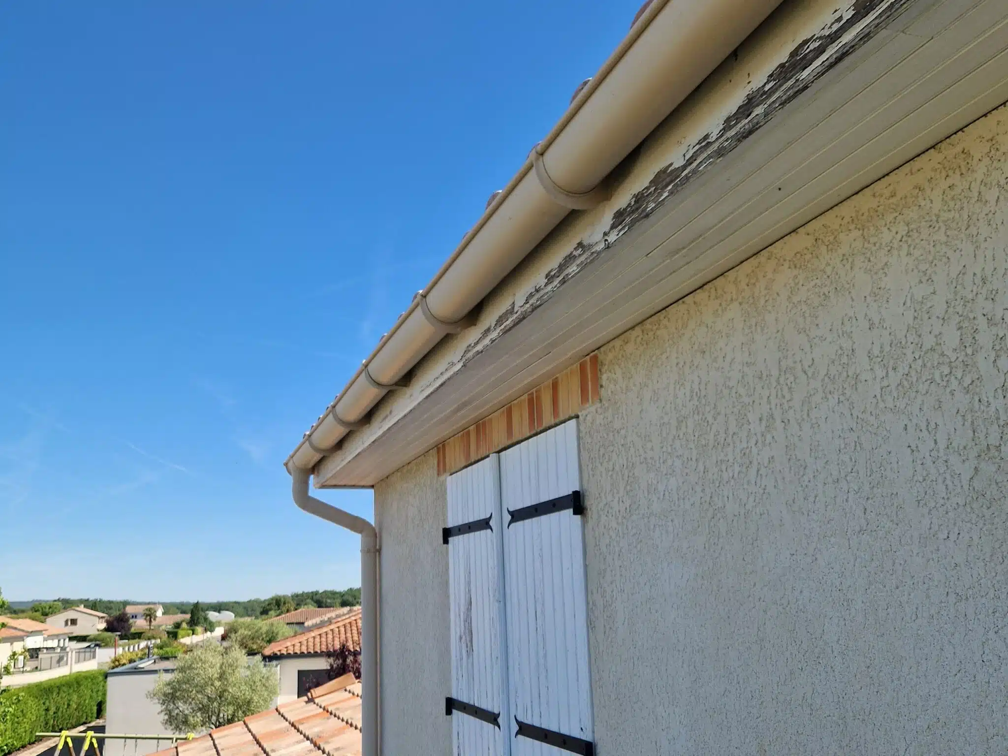 Bord de toit neuf sur la façade après reprise complète à Léguevin