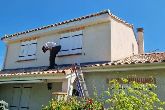 Intervention en cours sur le bord de toit à Léguevin