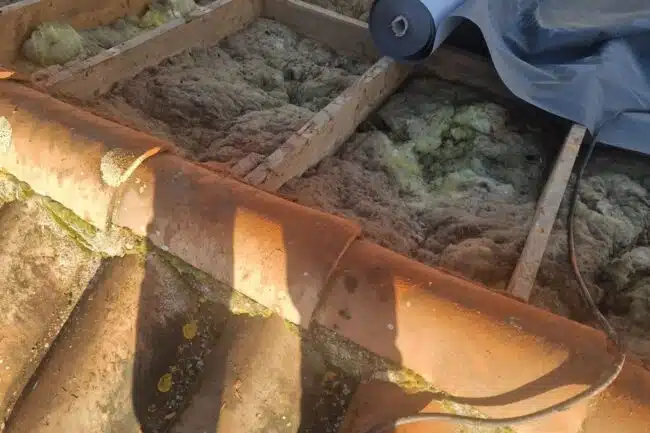 Ancien liteaunage et isolant retirés sur la toiture de Léguevin