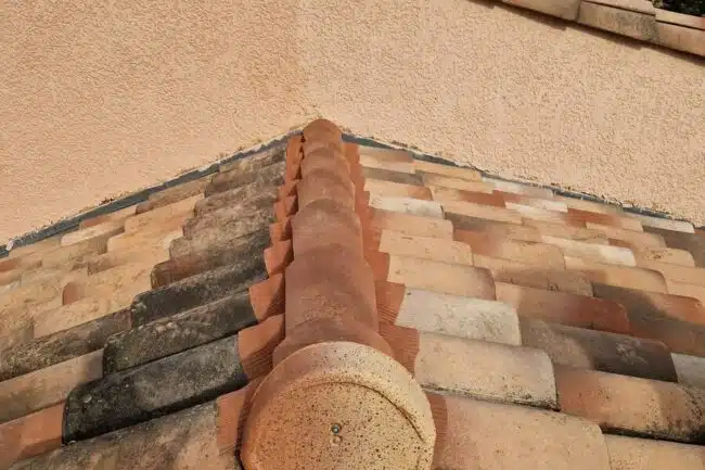 Faîtage et souche de cheminée terminés sur la toiture de Léguevin