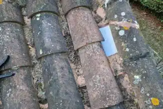 Noue encrassée avant reprise sur une toiture en tuile canal à Pibrac